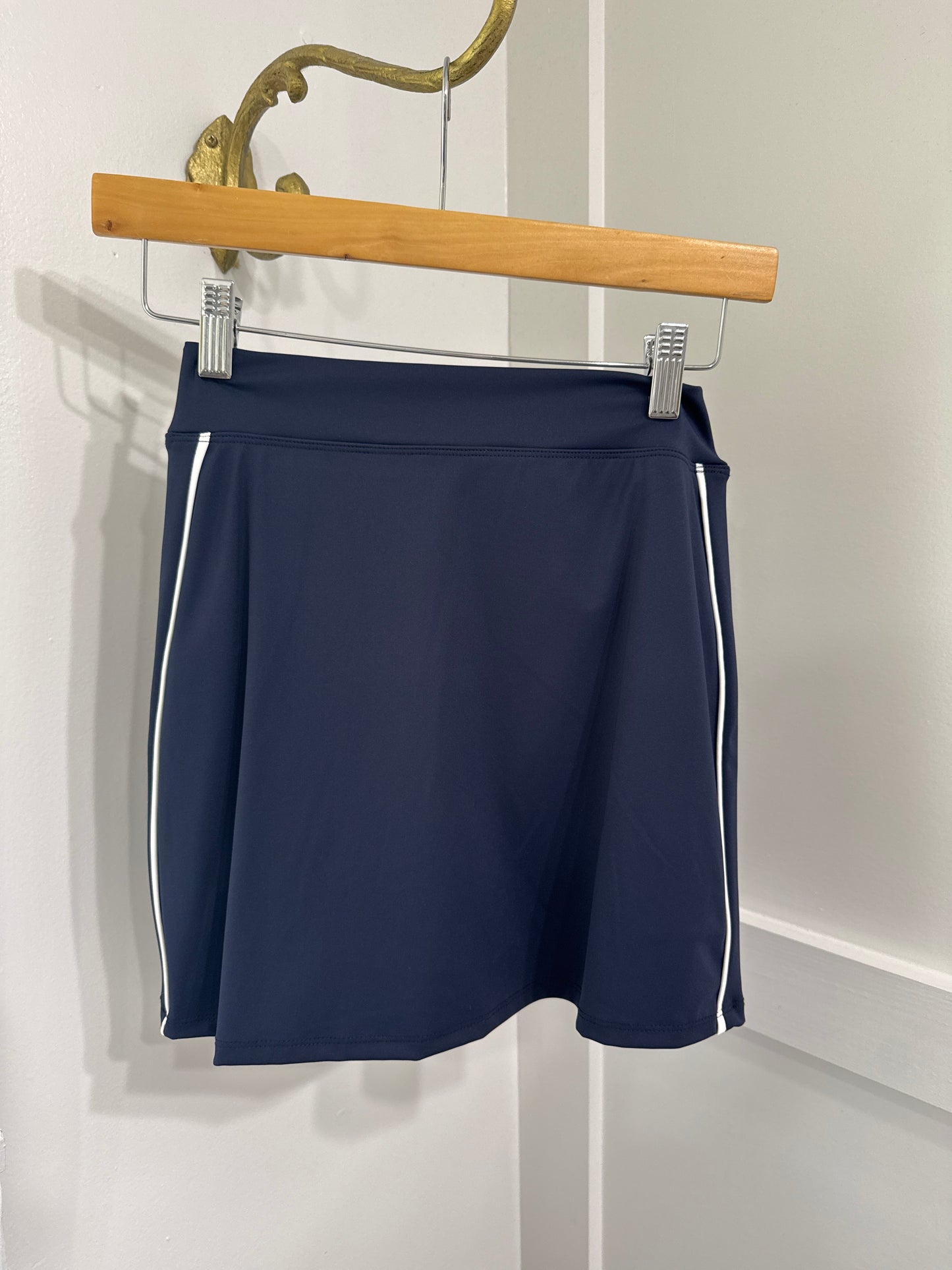 On point navy skort