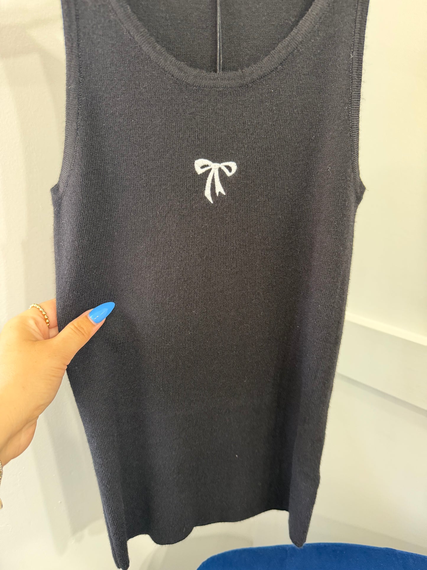 Black bow tank