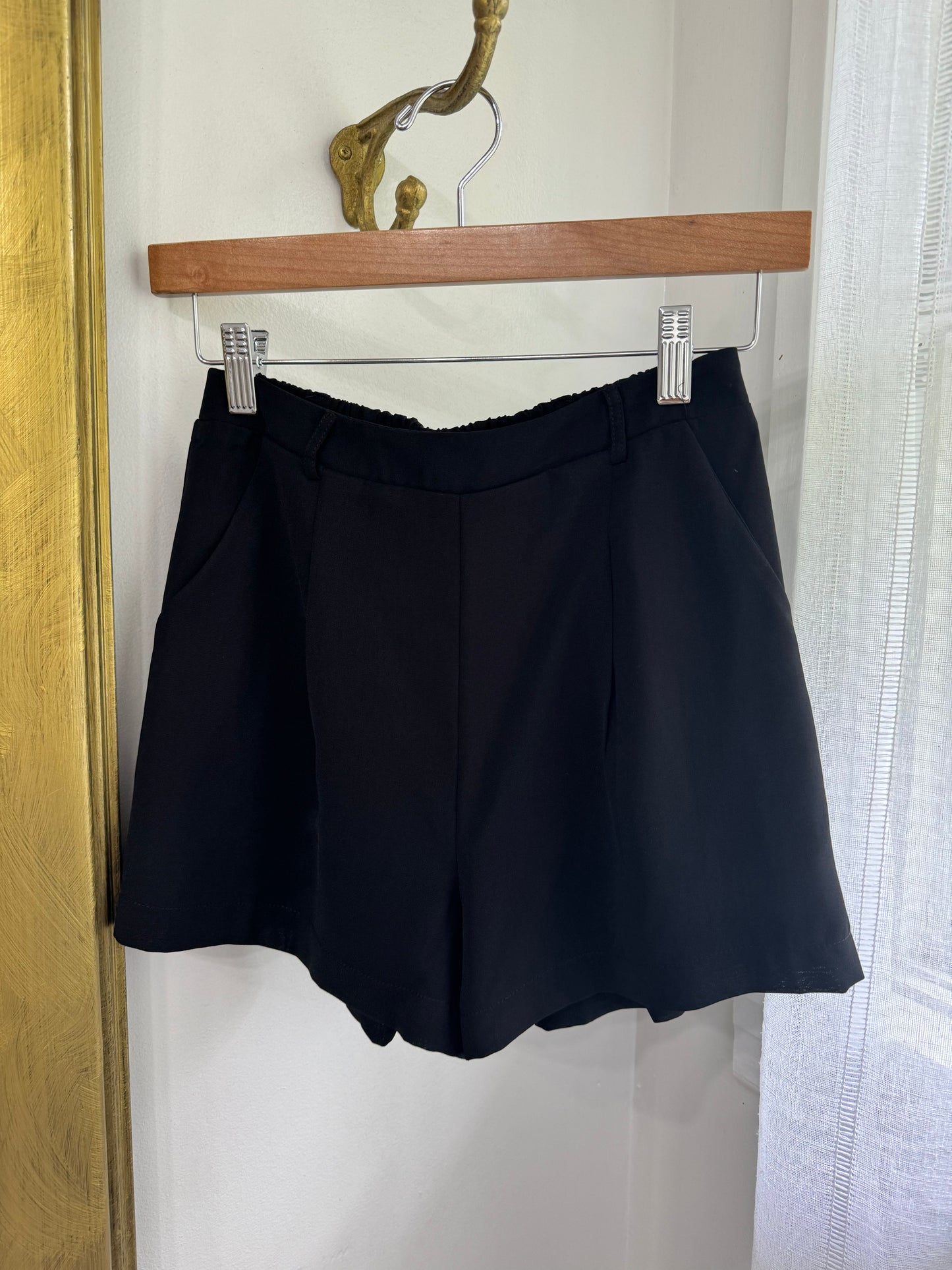 The classic pleat front short