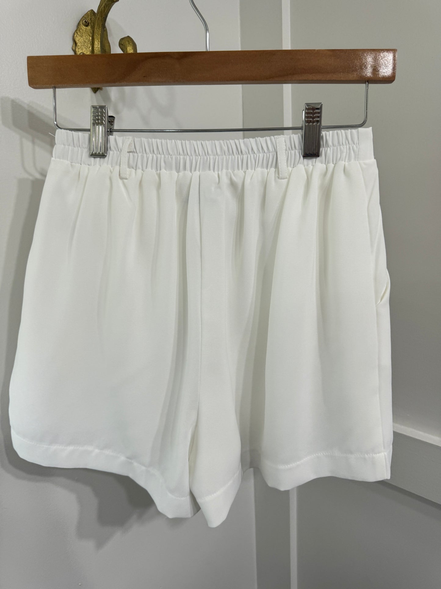 The classic pleat front short